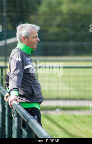 Mönchengladbach, Deutschland. 26. August 2015. Fußball-Trainer Lucien Favre beim Training der deutschen Fußball-Clubs VFL Borussia Mönchengladbach. Bildnachweis: Daniel Kaesler/Alamy Live-Nachrichten Stockfoto