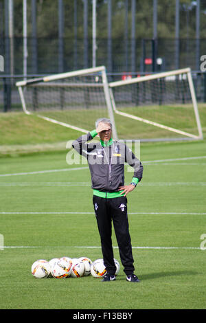 Mönchengladbach, Deutschland. 26. August 2015. Fußball-Trainer Lucien Favre beim Training der deutschen Fußball-Clubs VFL Borussia Mönchengladbach. Bildnachweis: Daniel Kaesler/Alamy Live-Nachrichten Stockfoto