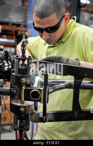 Brazer Worker bei Brompton Fahrrad-Fabrik in Brentford South West London England UK Europe Stockfoto