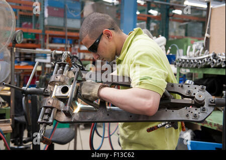 Brazer Worker bei Brompton Fahrrad-Fabrik in Brentford South West London England UK Europe Stockfoto