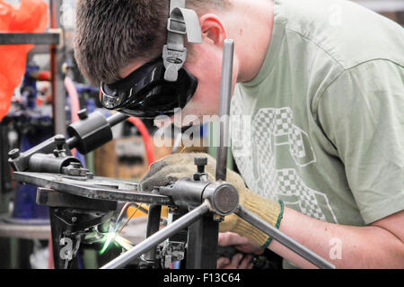 Brazer Worker bei Brompton Fahrrad-Fabrik in Brentford South West London England UK Europe Stockfoto