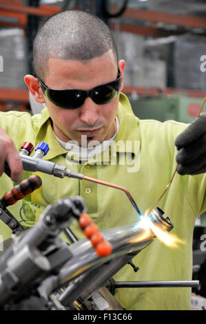 Brazer Worker bei Brompton Fahrrad-Fabrik in Brentford South West London England UK Europe Stockfoto