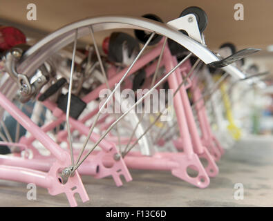 Fahrradteile auf Brompton Fahrrad-Fabrik in Brentford South West London England UK Europe Stockfoto