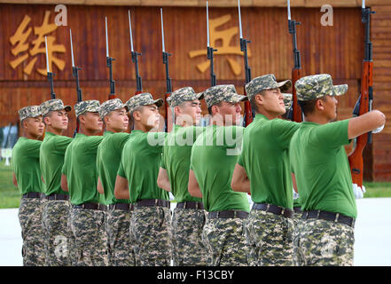 Peking, China. 26. August 2015. Soldaten aus der Mongolei trainieren bei der Parade Training base in Peking, Hauptstadt von China, 26. August 2015. Fast 1.000 ausländische Truppen aus 17 Ländern werden in Chinas Militärparade anlässlich der 70. Jahrestag des Endes des zweiten Weltkrieges am 3. Sept. teilnehmen. Weißrussland, Kuba, Ägypten, Kasachstan, Kirgisistan, Mexiko, Mongolei, Pakistan, Serbien, Tadschikistan und Russland haben Formationen bestehend aus rund 75 Menschen an der Parade marschieren versandt. Bildnachweis: Xinhua/Alamy Live-Nachrichten Stockfoto