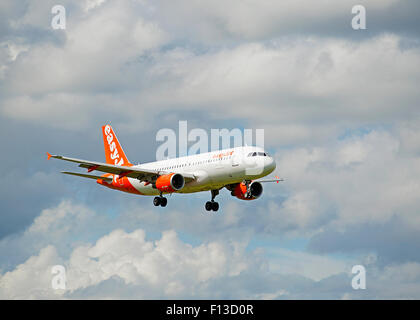 EasyJet Airbus 320-214 (EZUA) Ansatz nach Inverness Airport von Gatwick.  SCO 10.048. Stockfoto