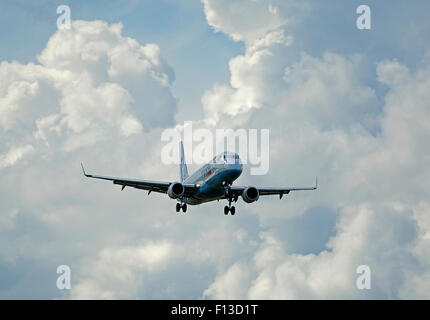 Flybe Embraer 175LR (ERJ-170-200LR) (G-FBJJ) herannahenden Flughafen Inverness Schottland.  SCO 10.054. Stockfoto