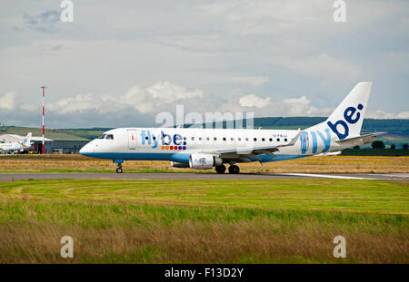 Flybe Embraer 175LR (ERJ-170-200LR) (G-FBJJ) Ankunft am Flughafen Inverness.  SCO 10.054. Stockfoto