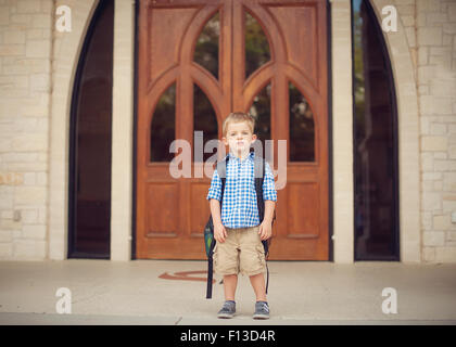 Porträt eines kleinen Jungen an seinem ersten Tag der Schule Stockfoto