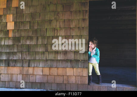 Mädchen in einer Scheune Tür stehe Stockfoto