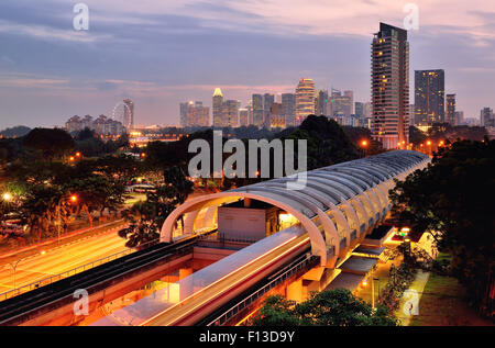 MRT Bahnhof und Skyline von Singapur Stockfoto