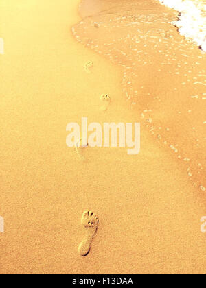 Fußspuren im Sand am Strand Stockfoto