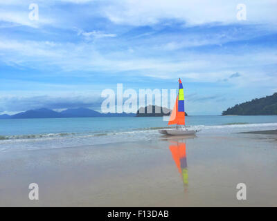 Katamaran am Strand, Langkawi, Kedah, Malaysia Stockfoto