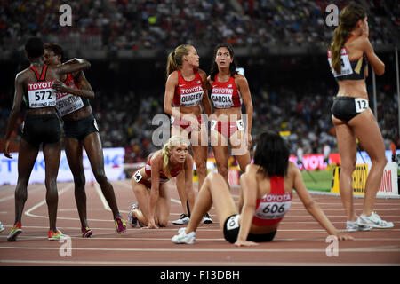 (150826)--Peking, 26. August 2015 (Xinhua)--Athleten zu reagieren, nachdem die Frauen 3000 m Hindernis Finale bei den Weltmeisterschaften 2015 in das "Vogelnest" Nationalstadion in Peking, Hauptstadt von China, 26. August 2015. (Xinhua/Li Gang) Stockfoto