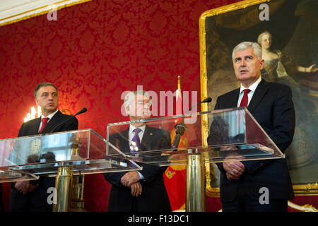 Wien, Westbalkan-Gipfel. 26. August 2015. Austrian President Heinz Fischer (C), Montenegros Präsident Filip Vujanovic (L) und Vorsitzender der bosnischen Präsidentschaft Dragan Covic Adresse der Medien nach Gesprächen in Wien, einen Tag vor der Westbalkan-Gipfel, 26. August 2015. Bildnachweis: Qian Yi/Xinhua/Alamy Live-Nachrichten Stockfoto