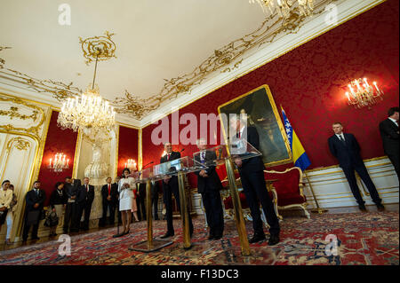 Wien, Westbalkan-Gipfel. 26. August 2015. Austrian President Heinz Fischer (C), Montenegros Präsident Filip Vujanovic (L) und Vorsitzender der bosnischen Präsidentschaft Dragan Covic Adresse der Medien nach Gesprächen in Wien, einen Tag vor der Westbalkan-Gipfel, 26. August 2015. Bildnachweis: Qian Yi/Xinhua/Alamy Live-Nachrichten Stockfoto