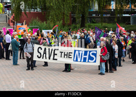 Bristol, UK. 26. August 2015. Ca. 300 Demonstranten marschierten nach Bristol NHS Inbetriebnahme Gruppenbüros fordern, dass Kinder während der bevorstehenden Wiederinbetriebnahme nicht privatisiert werden.  Sie hob Jungfrau als eines der privaten Unternehmen, die Aufträge vergeben werden können. Bristol, UK. 26. August 2015. Bildnachweis: Redorbital Fotografie/Alamy Live-Nachrichten Stockfoto