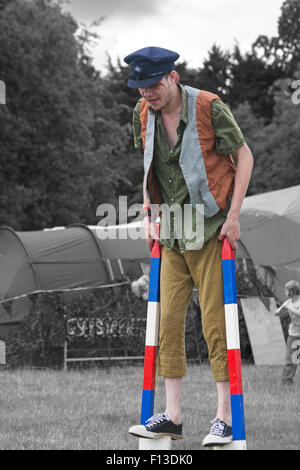 Der Mensch Person stehen auf Stelzen, Stelzenläufer Walker an der New Forest Fairy Festival, Burley, Hampshire, UK im August Stockfoto