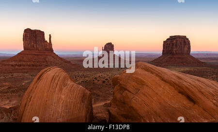 Die Fäustlinge und Merrick Butte, Monument Valley, Arizona, USA Stockfoto