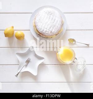 Zitronenkuchen mit Lemon Curd und Zitronen Stockfoto