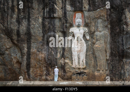 Mann verehren vor Stein Skulptur, Sri Lanka Stockfoto