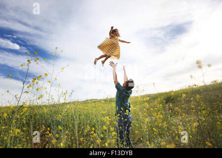 Vater Tochter in die Luft werfen Stockfoto