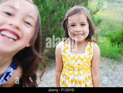Porträt zweier Mädchen, die lachen, Kalifornien, USA Stockfoto