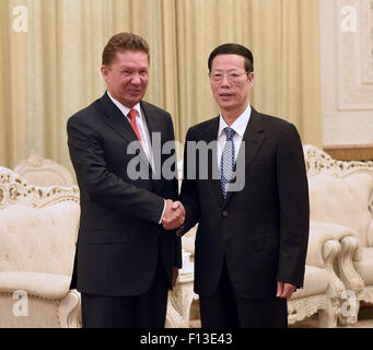 (150826)--Peking, 26. August 2015 (Xinhua)--chinesische Vize-Premier Zhang Gaoli (R) trifft mit Gazprom CEO Alexei Miller in Peking, Hauptstadt von China, 26. August. (Xinhua/Zhang Duo) (Mt) Stockfoto