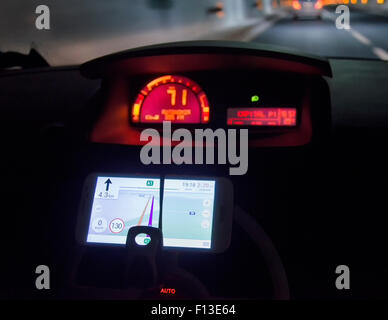 Alternative Verwendungen des Mobiltelefons im auto Stockfoto