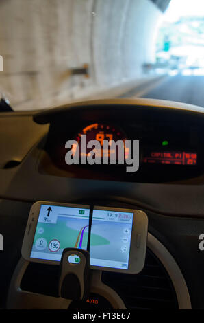 Alternative Verwendungen des Telefons im auto Stockfoto