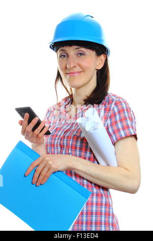 Weibliche Bauarbeiter mit Rollen des Projekts blau Schutzhelm tragen und mit Handy in Arbeit, Arbeitsschutz und Arbeitssicherheit. Stockfoto