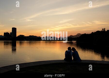 Silhouette der paar sitzt an einem Fluss, küssen, Ottawa, Ontario, Kanada Stockfoto