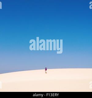 Mann zu Fuß auf einer Sanddüne Stockfoto