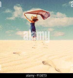 Rückansicht einer Frau mit einem Schal, der im Wind weht Stockfoto