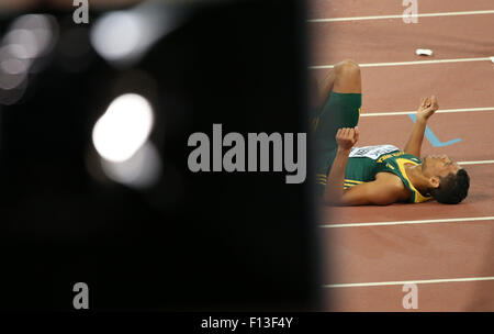 (150826)--Peking, 26. August 2015 (Xinhua)--Gewinner Südafrika Wayde Van Niekerk fällt auf den Boden nach der Männer 400 m-Finale bei der IAAF Weltmeisterschaften 2015 in das "Vogelnest" Nationalstadion in Peking, Hauptstadt von China, 26. August 2015.  (Xinhua/Li Ming) Stockfoto