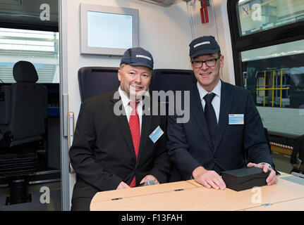 Hennigsdorf, Deutschland, Tobias Richter, Managing Director National Express Deutschland und Simon McDonald, britischer Botschafter Stockfoto