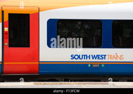 South West Train Logo auf der Kutsche mit Tür in Hampshire, England, Großbritannien im August Stockfoto