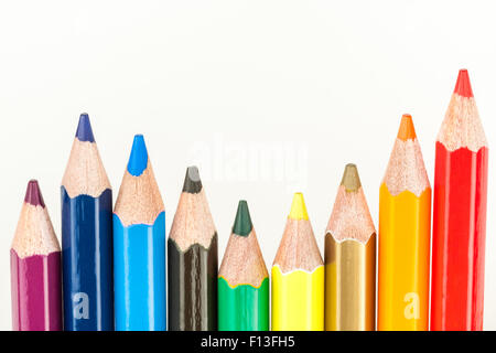 Eine verschiedene Reihe von Farbstiften auf weißem Hintergrund. Stockfoto