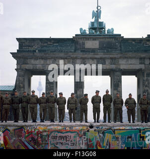 Berlin, Deutschland, DDR Grenzwächter auf der Mauer vor dem Brandenburger Tor Stockfoto