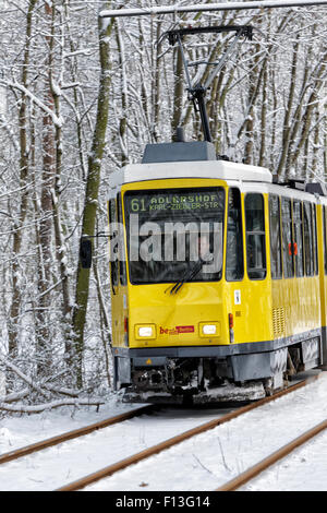 Berlin, Deutschland, Straßenbahn im Schnee Stockfoto