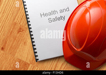 Gesundheit und Sicherheit registrieren mit Helm in Nahaufnahme Stockfoto