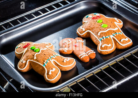 Pfefferkuchen-Mann im Ofen backen. Kochen in den Ofen. Stockfoto