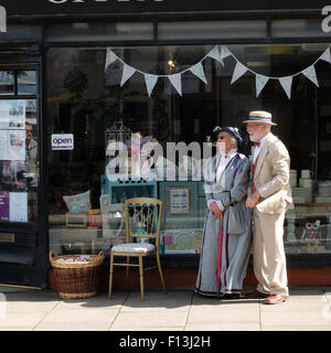 Llandrindod Wells, Powys, Wales, UK. 26. August 2015. Die viktorianischen Festival feiert den Boom-Jahren die Stadt genossen nach dem Eisenbahnnetz Llandrindod Wells kam 1868 ermöglicht viktorianischen Besucher leicht nach mid Wales Reisen und in der Stadt gesundes Thermalwasser teilhaben. Die einwöchigen fördert Festival Besucher in historischen Kostümen teilnehmen. Stockfoto