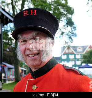 Llandrindod Wells, Powys, Wales, UK. 26. August 2015. Die viktorianischen Festival feiert den Boom-Jahren die Stadt genossen nach dem Eisenbahnnetz Llandrindod Wells kam 1868 ermöglicht viktorianischen Besucher leicht nach mid Wales Reisen und in der Stadt gesundes Thermalwasser teilhaben. Die einwöchigen fördert Festival Besucher in historischen Kostümen, darunter David wenig von Newcastle unter Lyme als Rentner von der Royal Hospital Chelsea gekleidet. Stockfoto