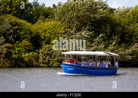 Southport, Merseyside, Großbritannien, 26. August 2015. Wetter in Großbritannien. Aktivitäten am See bei sonnigen, aber stürmischen Bedingungen nach starkem Regen mit Konzessionären, die mit Touristen, Tagesausflüglern und Urlaubern beschäftigt sind, die die Sehenswürdigkeiten am See genießen. Am See gibt es Aktivitäten auf dem Wasser, um die ganze Familie zu unterhalten, einschließlich Tretboote, Yacht-Segeln und Motorboote zum Mieten. Der See und das Bootgebiet erstrecken sich über ein riesiges Gebiet auf beiden Seiten des Pier und der Marine Way Bridge. Stockfoto