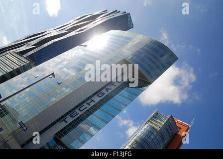Das Vienna International Centre (VIC) ist der Campus und Gebäudekomplex Hosting-Büro der Vereinten Nationen in Wien.  Als umgangssprachlich auch bekannt als UNO-City ist VIC nur der eine Teil davon. Das andere ist das Austria Center Vienna. VIC, entworfen vom österreichischen Architekten Johann Staber, wurde zwischen 1973 und 1979 nördlich der Donau errichtet. Das VIC ist eine extraterritoriale Fläche, von der Zuständigkeit der lokalen Gesetzen befreit. Stockfoto