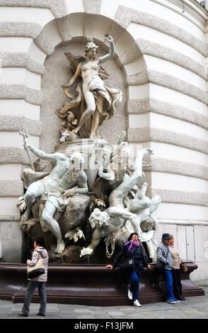 Der "Power-auf hoher See" Brunnen wurde im Jahre 1895 Österreichs Marine feiern von Rudolf Weyr geformt. Hofburg Palast, Michaelerplatz, Wien, Österreich. Stockfoto