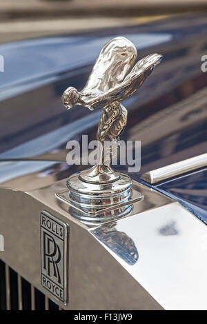 Die Spirit of Ecstasy oder Flying Lady Maskottchen schmücken die Motorhaube eines Rolls-Royce parkten in der Londoner New Bond Street Stockfoto