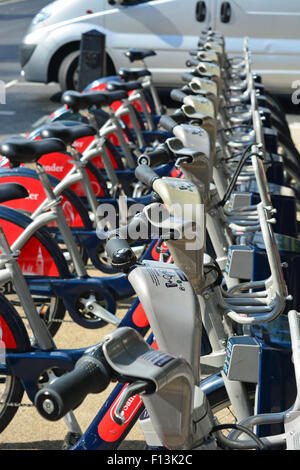 Eine Reihe von Santander Zyklen ("Boris Bikes") zu mieten in Waterloo Place, Central London Stockfoto