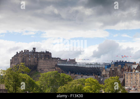 Edidinburgh Castle mit Sitzplätzen für die militärische Tätowierung an Ort und Stelle. Stockfoto