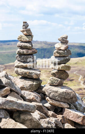 Stapel von Steinen. Zwei symmetrische Stapel von Steinen aufeinander gestapelt auf einem Hügel in der Landschaft. England, Großbritannien Stockfoto